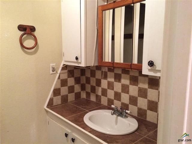 303 S Johnson St, Mineola, TX 75773